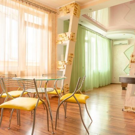 Big studio apartment near River Mall Kiev Esterno foto