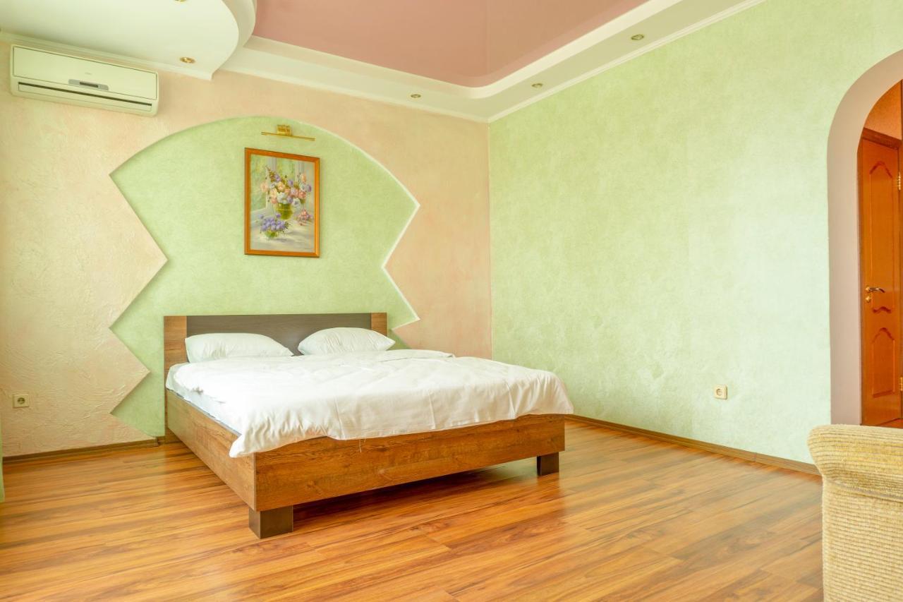 Big studio apartment near River Mall Kiev Esterno foto