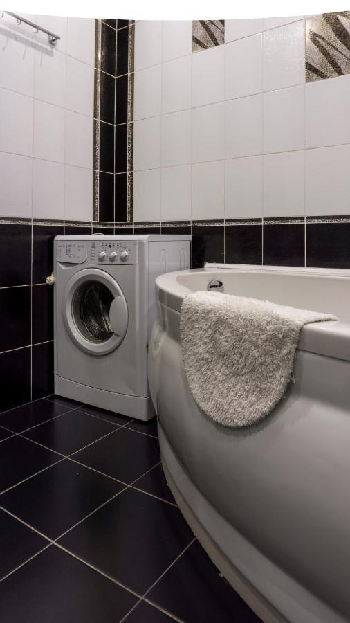 Big studio apartment near River Mall Kiev Esterno foto
